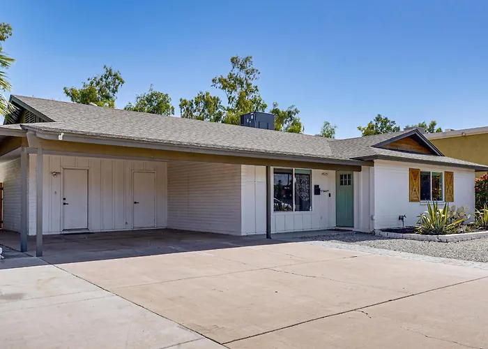 Oasis W/ Heated Pool & Backyard Space Tempe
